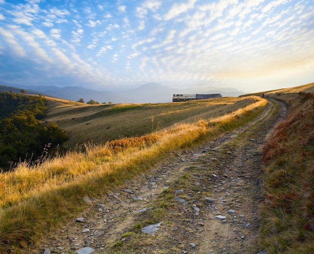 Zdjęcie karpaty ukraina jesienny krajobraz z farmą hodowli bydła i wiejską drogą