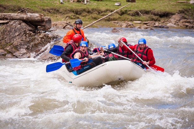 Karpaty Ukraina Maj 012015Zespół raftingowy rozpryskiwania się na falach rafting sporty ekstremalne i zabawneGrupa ludzi z przewodnikiem rafting i wioślarstwo na łodzi raftingowejekstremalne sporty