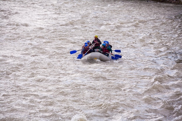 Karpaty Ukraina Maj 012015Zespół raftingowy rozpryskiwania się na falach rafting sporty ekstremalne i zabawneGrupa ludzi z przewodnikiem rafting i wioślarstwo na łodzi raftingowejekstremalne sporty