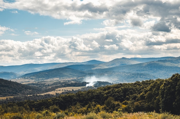 Karpaty Ukraina Słoneczne niebo chmury Piękna przyroda