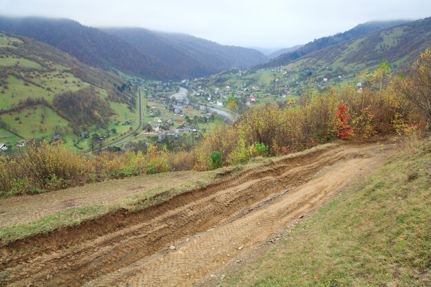 Karpaty (Ukraina, Zakarpacki, wieś Bilyn) jesienny widok na dolinę.