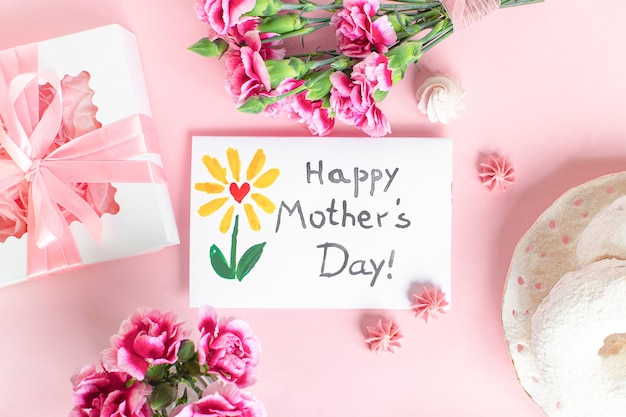 Karta dnia matki na różowym tle. Dzień szczęśliwy matki tekst.