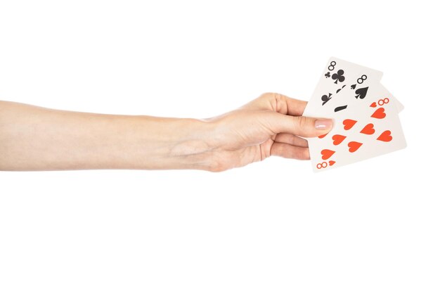Zdjęcie karta do gry w ręce odizolowywającej na białym tle