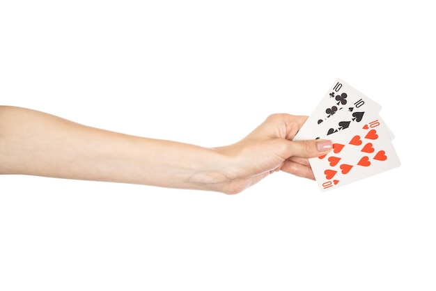 Zdjęcie karta do gry w ręce odizolowywającej na białym tle