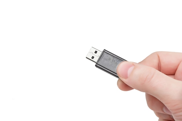 Karta flash USB trzyma się w dłoni. Pojedynczo na białym