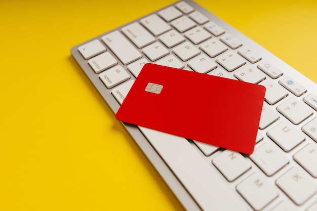 Karta kredytowa do zakupów online stojąc na klawiaturze komputera