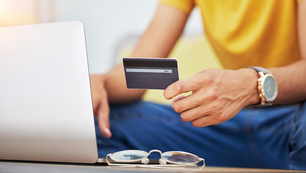 Karta kredytowa i laptop do sprzedaży zakupów online i płatności za pomocą technologii w domu Bankowość internetowa e-commerce i promocja strony internetowej z osobą kupującą na komputerze w celu zakupu transakcji w aplikacji