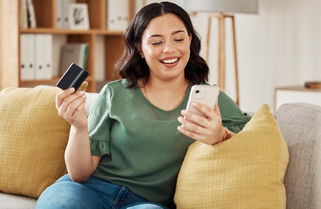 Karta kredytowa telefonu i kobieta na kanapie z zakupami online i bankowością w domu Ecommerce mobilny zwrot gotówki i sprzedaż z płatnością cyfrową w Internecie i łatwa płatność ze zniżką i uśmiechem z kasy internetowej