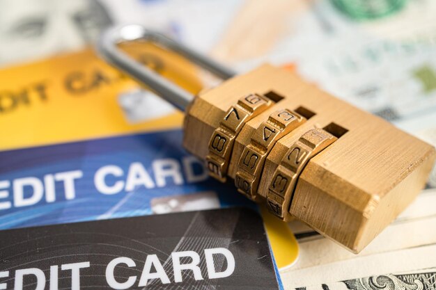 Karta kredytowa z zabezpieczeniem hasłem na tle dolara amerykańskiego