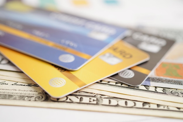 Karta kredytowa z zamkiem kluczowym z hasłem i banknotami w dolarach amerykańskich zabezpieczenie pieniądza koncepcja biznesowa finansowania