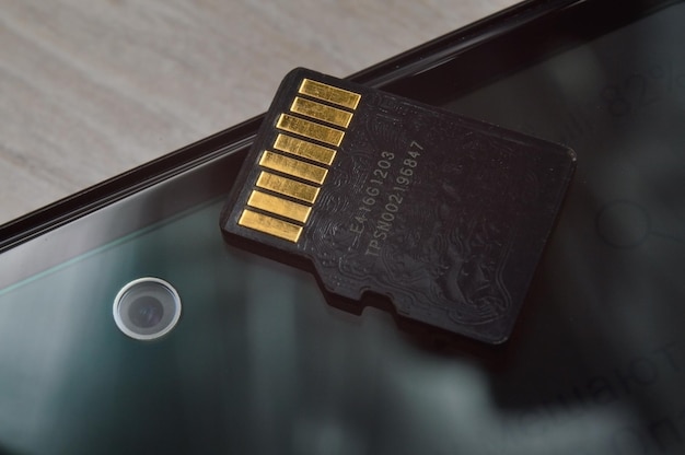 Karta micro sd leży na zbliżeniu ekranu smartfona