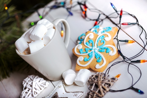 Karta noworoczna - filiżanka kawy i pianki. pierniki i ozdoby świąteczne