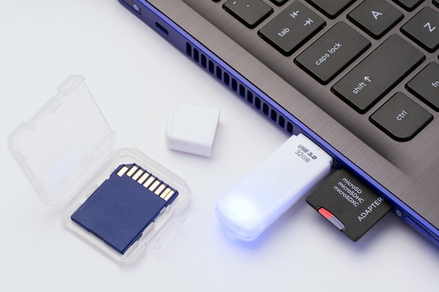 Karta Pamięci Microsd Z Adapterem I Białą Pamięcią Usb Podłączoną Do Portów Nowoczesnego Niebieskiego Laptopa