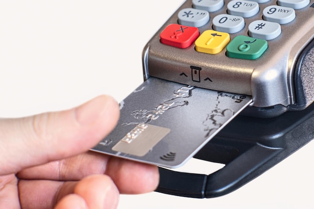 Zdjęcie karta plastikowa w ręku płatność kartą kredytową przez terminal