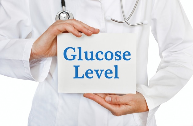 Karta poziomu glukozy w rękach lekarza