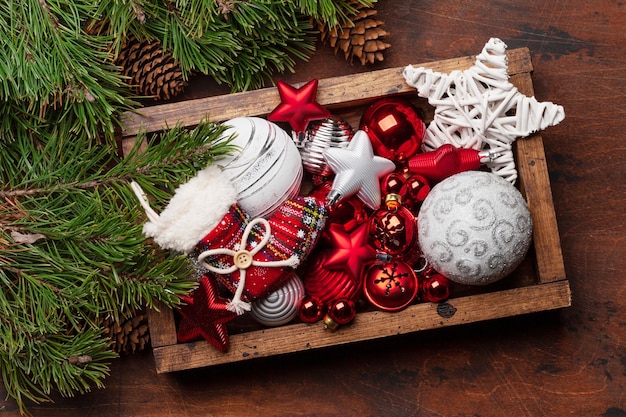 Karta świąteczna z choinką i dekoracją w drewnianym pudełku na drewnianym tle Top view flat lay