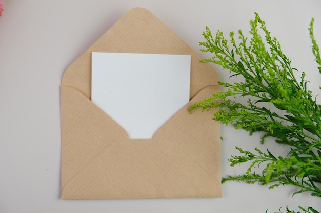 karta z kwadratem papieru, na którym jest napisane kwadrat