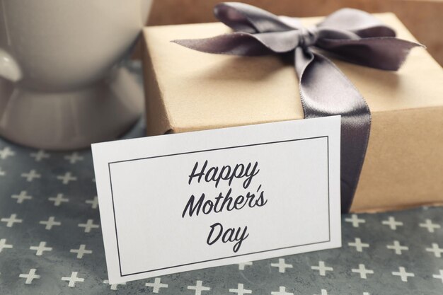 Karta ze słowami Szczęśliwego dnia matki i pudełko na stole