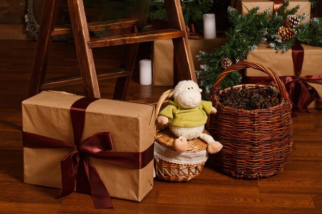 Zdjęcie kartka bożonarodzeniowa kosz z rożkami pluszowa zabawka i prezent