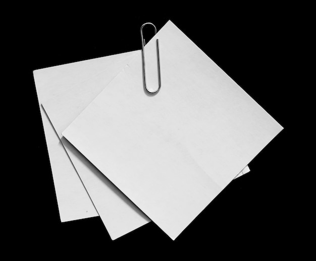 kartka papieru na czarno