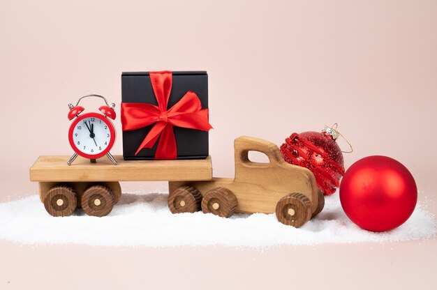 Zdjęcie kartka świąteczna. drewniana ciężarówka z dekoracjami świątecznymi. koncepcja wakacje. zdjęcie wysokiej jakości