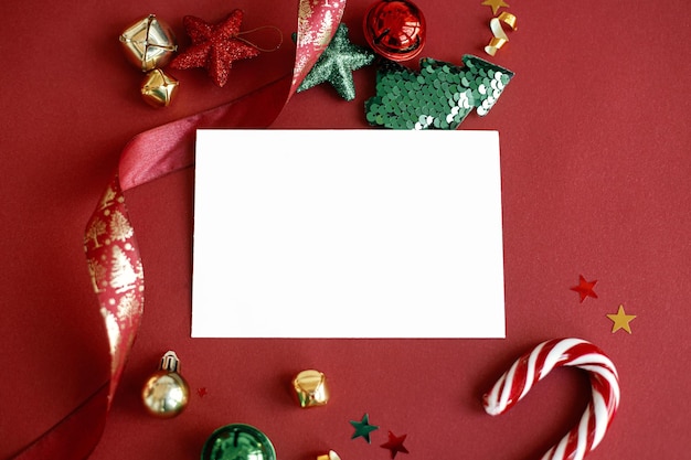 Kartka świąteczna leżała płasko Nowoczesna kompozycja makiety kartki z ozdobami świątecznymi na czerwono