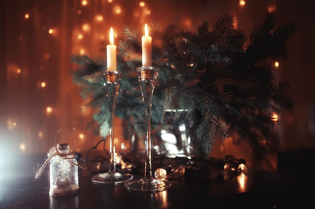 Kartka świąteczna na świece, Nowy Rok, dekoracje stołu, płonące świece i gałęzie choinek