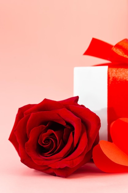 Kartka świąteczna z bliska czerwona róża pudełko z prezentami i papierowymi sercami Tło walentynkowe Szczęśliwy dzień matki Szczęśliwy dzień kobiet Propozycja małżeństwa