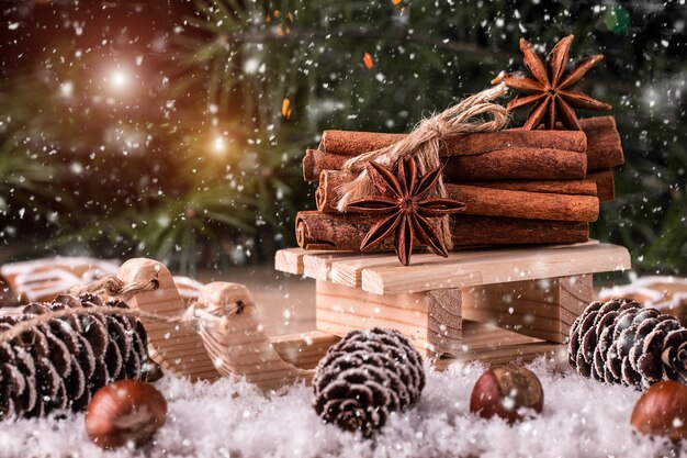 Kartka świąteczna z drewnianym sanki z sterty cynamonu