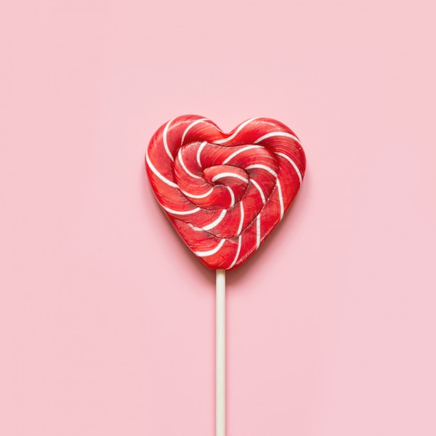 Kartka walentynkowa. Lollipops Candy jak serce na różowo. Zabawna koncepcja.