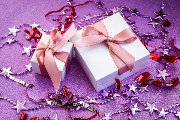 Zdjęcie kartka wesołych świąt lub walentynek wykonana z ozdób białe pudełka na prezenty z różową wst...