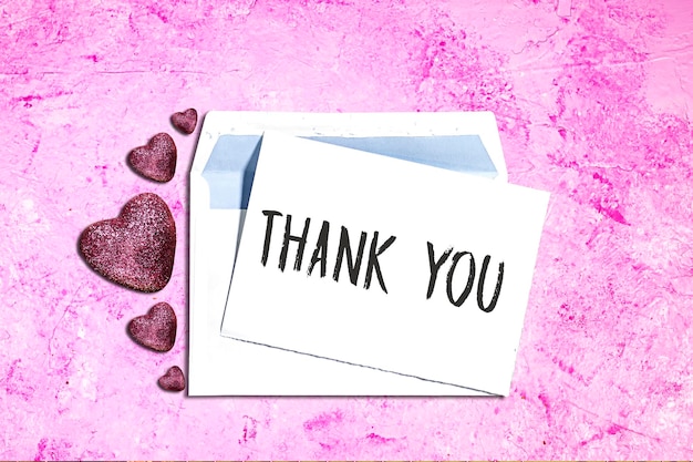 Kartka z podziękowaniami w kopercie z marmurowym różowym tłem grunge