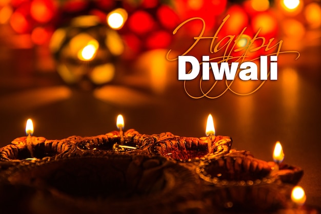 Kartka z życzeniami Diwali przedstawiająca oświetloną lampę naftową Diy lub Clay lub Panti z napisem Happy Diwali