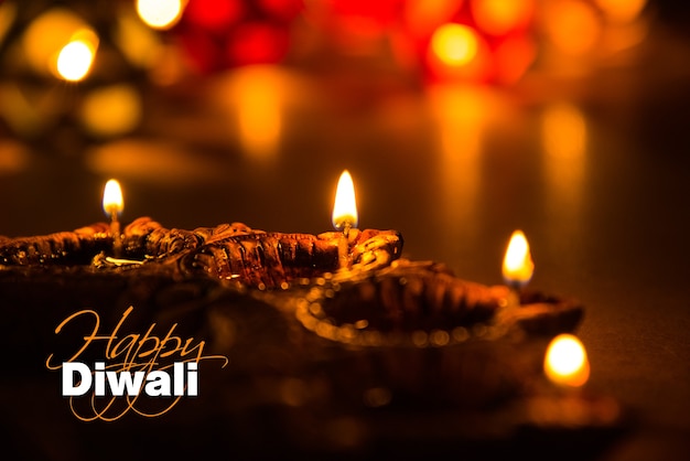 Kartka z życzeniami Diwali przedstawiająca oświetloną lampę naftową Diy lub Clay lub Panti z napisem Happy Diwali