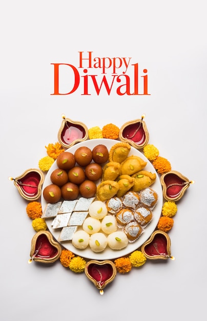 Kartka z życzeniami Happy Diwali wykonana ze słodyczy, krakersów lub Diya lub kwiatów, selektywne skupienie