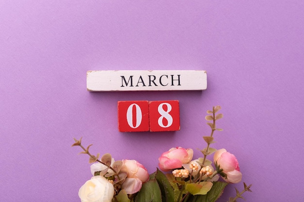 Kartkę z życzeniami na wakacje 8 marca z numerem i miesiącem w kalendarzu