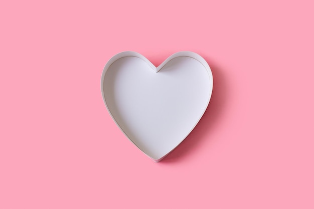 Zdjęcie karton bez wieczka w kształcie serca widok z góry na różowym tle miejsce na zaproszenie lub tekst