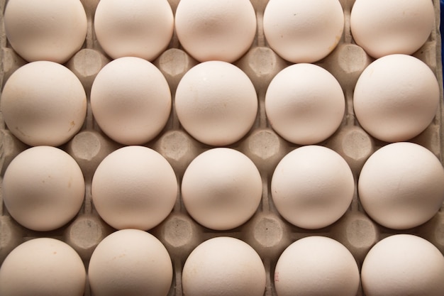 Zdjęcie karton surowych jajek