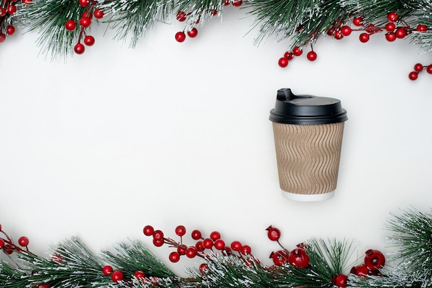 Kartonowe szkło na białym tle koncepcja choinki noworocznej dla kawiarni