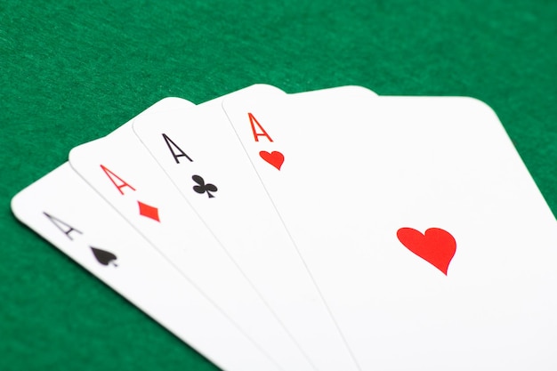 Karty do gry cztery asy na zielonym stole