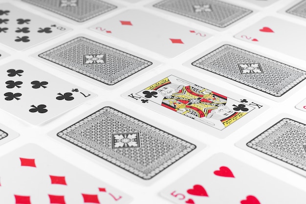 Zdjęcie karty do gry king card and back white background makieta