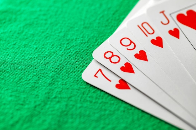 Karty do gry w pokera z pokerem od siódemki do waleta czerwonego koloru kier