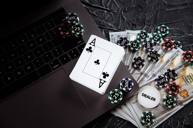 Karty Do Pokera I Stosy żetonów Pokerowych Na Komputerze Przenośnym. Koncepcja Online Pokera.