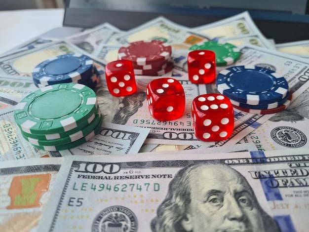 Karty do pokera poker królewski gotówka banknoty dolarowe rozrzucone na stole