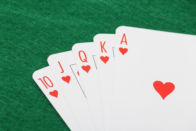 Karty Pokerowe Z Kombinacją Pokera Królewskiego Na Zielonym Stole W Kasynie