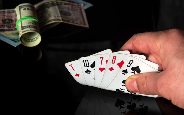 Karty pokerowe z kombinacją wysokich kart. Zbliżenie dłoni gracza trzymającego karty do gry w kasynie