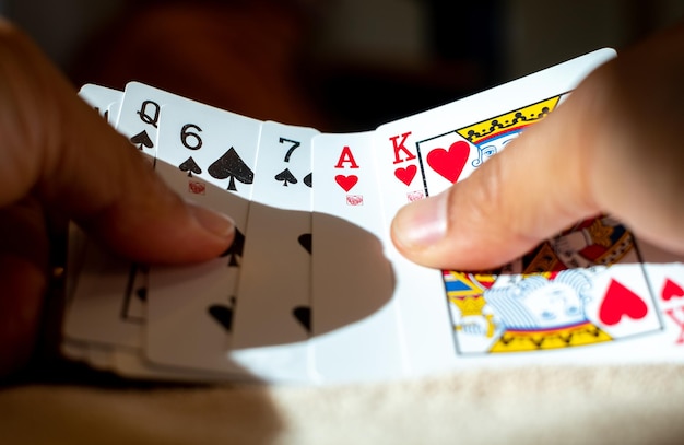 Karty w ręku karty do gry w weekendy imprezy misfortunescasino