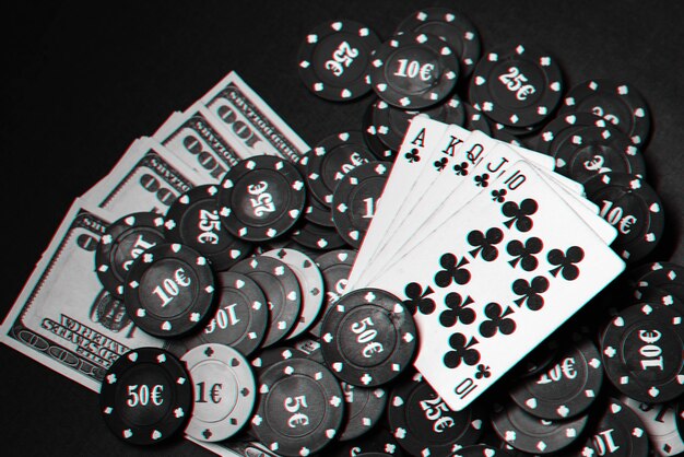 Karty z pokerem królewskim na stosie żetonów i dolarów pieniędzy w grze hazardowej w pokera. Czarno-białe zdjęcie z efektem usterki