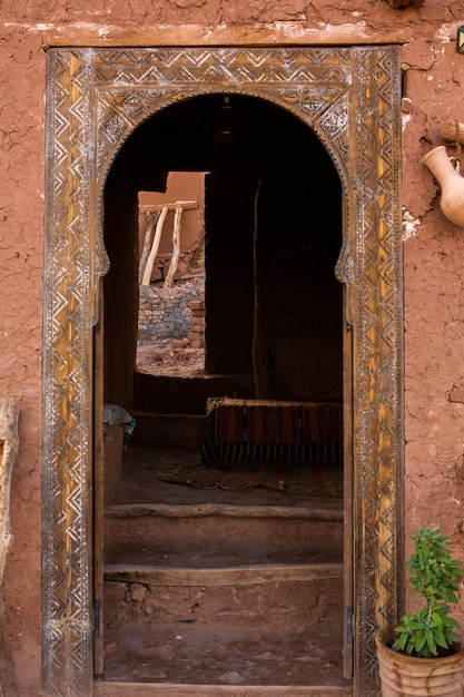 Kasbah Ait ben Haddou w Maroku z fortecami i tradycyjnymi glinianymi domami