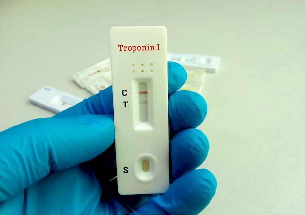 Zdjęcie kaseta szybkiego testu troponina i do diagnozy zawału mięśnia sercowego